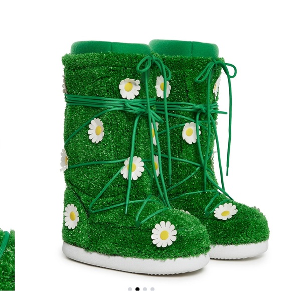 NWOT Green Fuzzy Boots with Daisy Accents - Picture 1 of 8